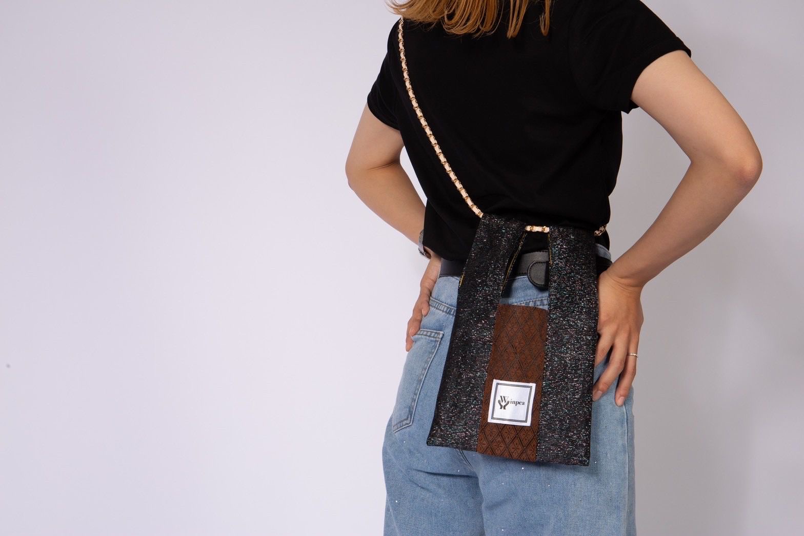 model holding winpea bag